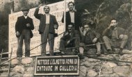 Questa foto ritrae MALLAMACI Antonino 1903 (primo a sx) a Battipaglia, durante i lavori del raddoppio della linea ferroviaria Salerno-Reggio Calabria