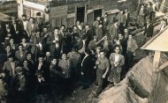 Questa foto ritrae MALLAMACI Antonino 1903 (prima fila sx con cappello) a Battipaglia assieme a tanti altri soci, durante i lavori del raddoppio della linea ferroviaria Salerno-Reggio Calabria